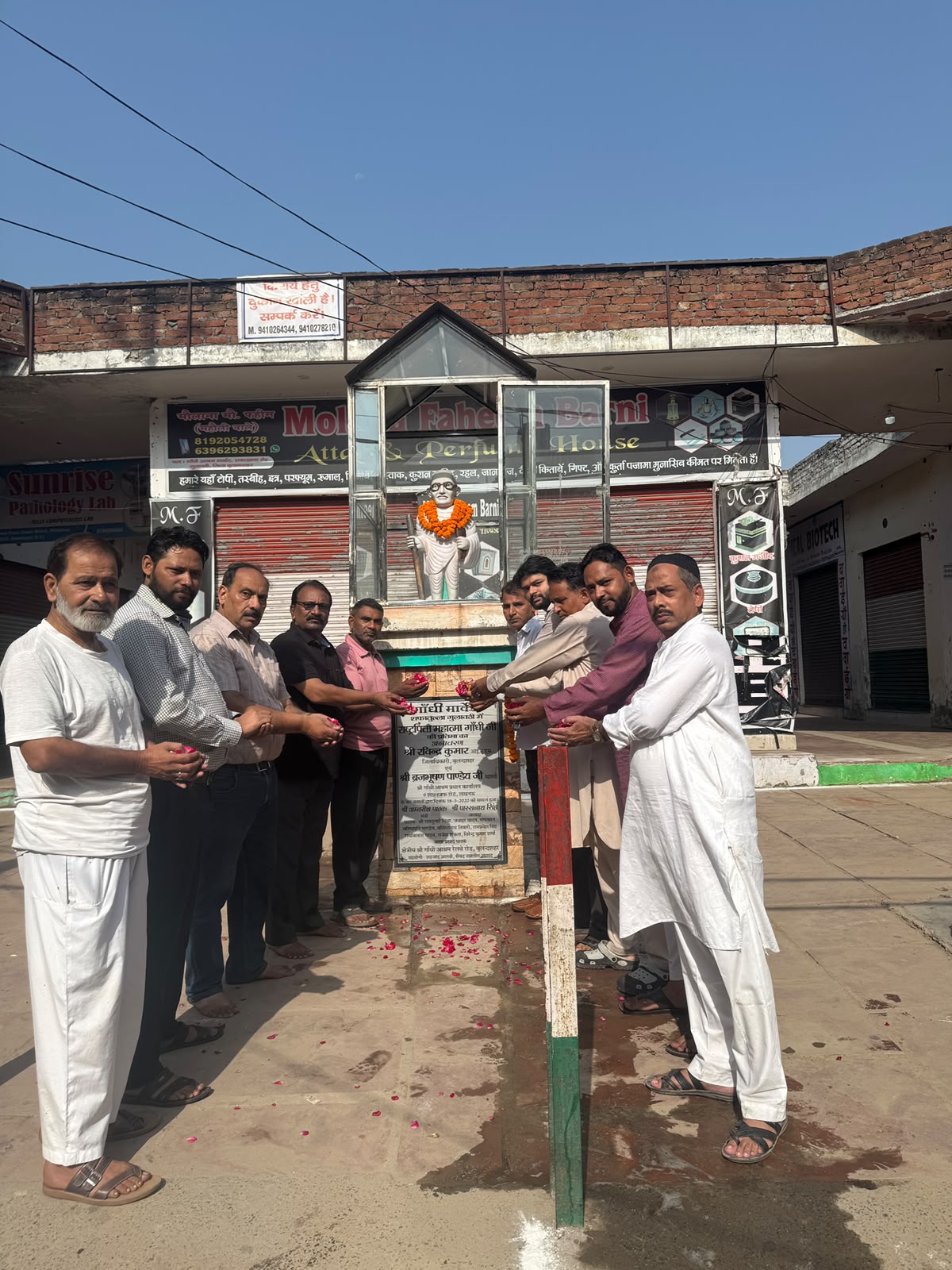 कांग्रेस कमेटी ने गांधी जयंती एवं लाल बहादुर शास्त्री  की जयंती पर किया माल्यार्पण