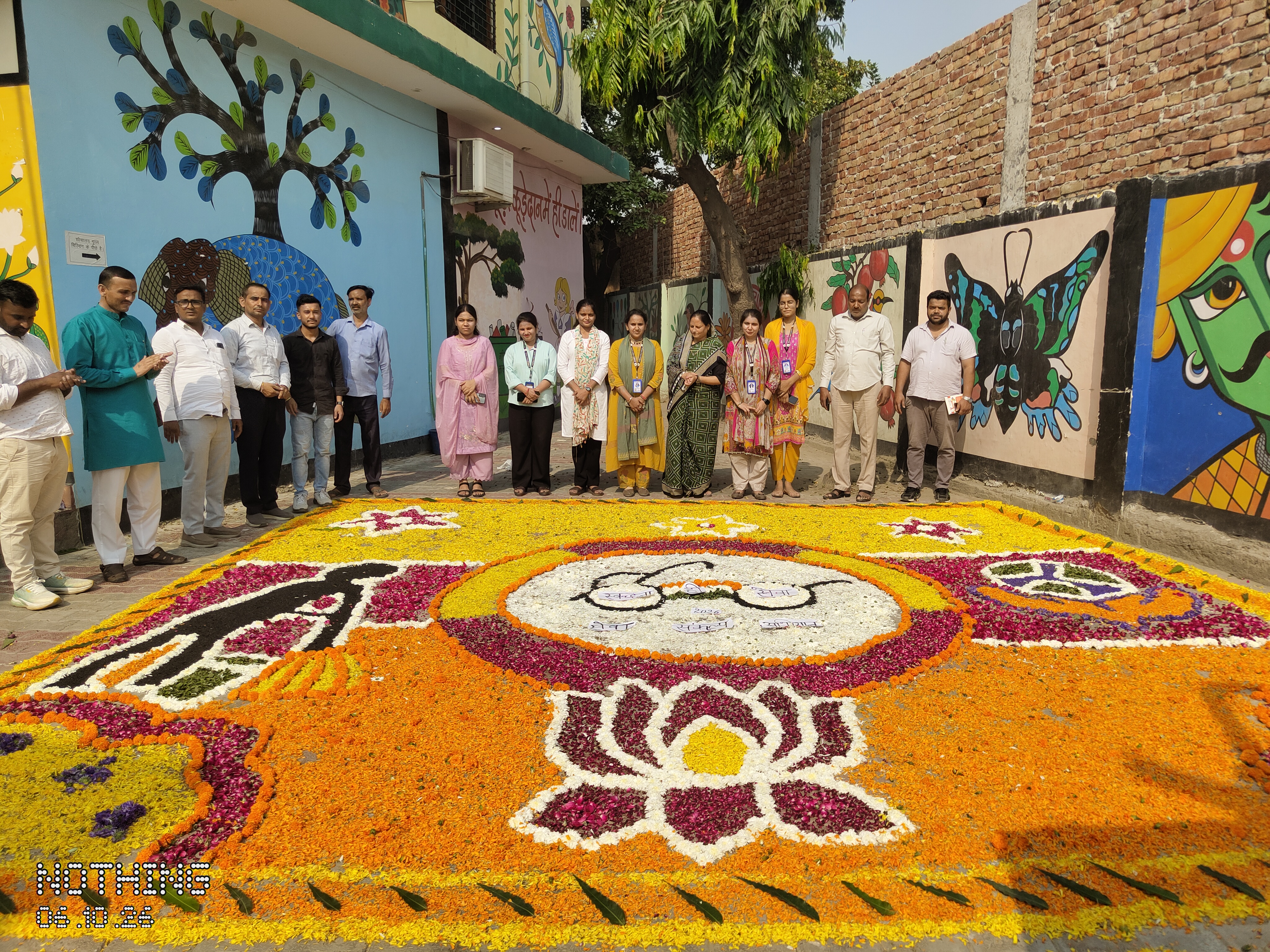 सेवा के रंग में सजी भव्य रंगोली, स्वच्छता का दिया संदेश