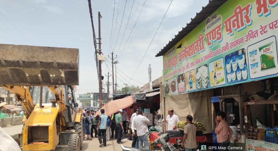 रेलवे रोड पर अतिक्रमण के खिलाफ नगर पालिका का अभियान: हिदायत देकर छोड़ा, पॉलिथीन उपयोग पर जुर्माना
