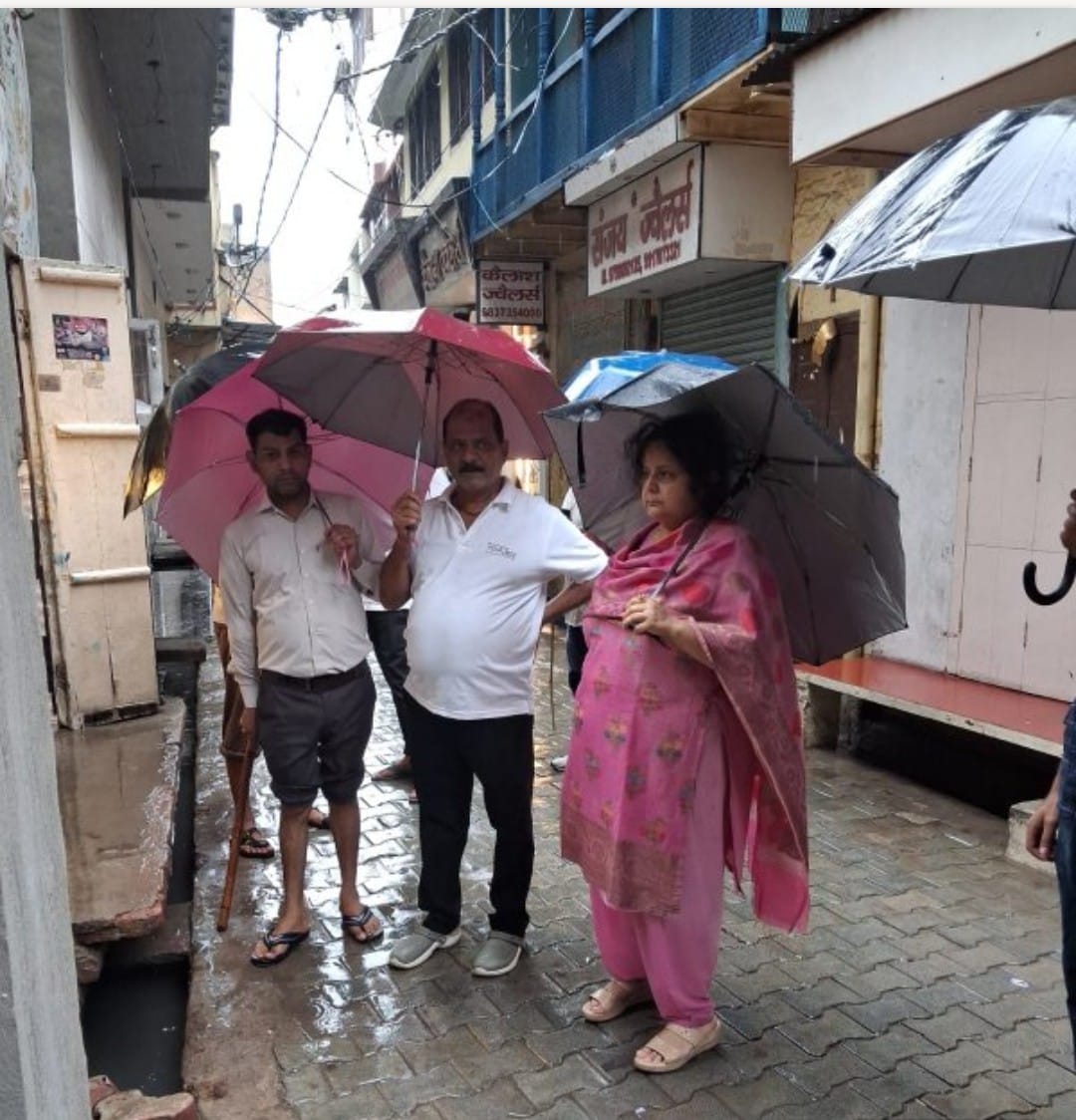 जल भराव एवं सफाई व्यवस्था का जायजा लेने अधिशासी अधिकारी उतरी सड़को पर