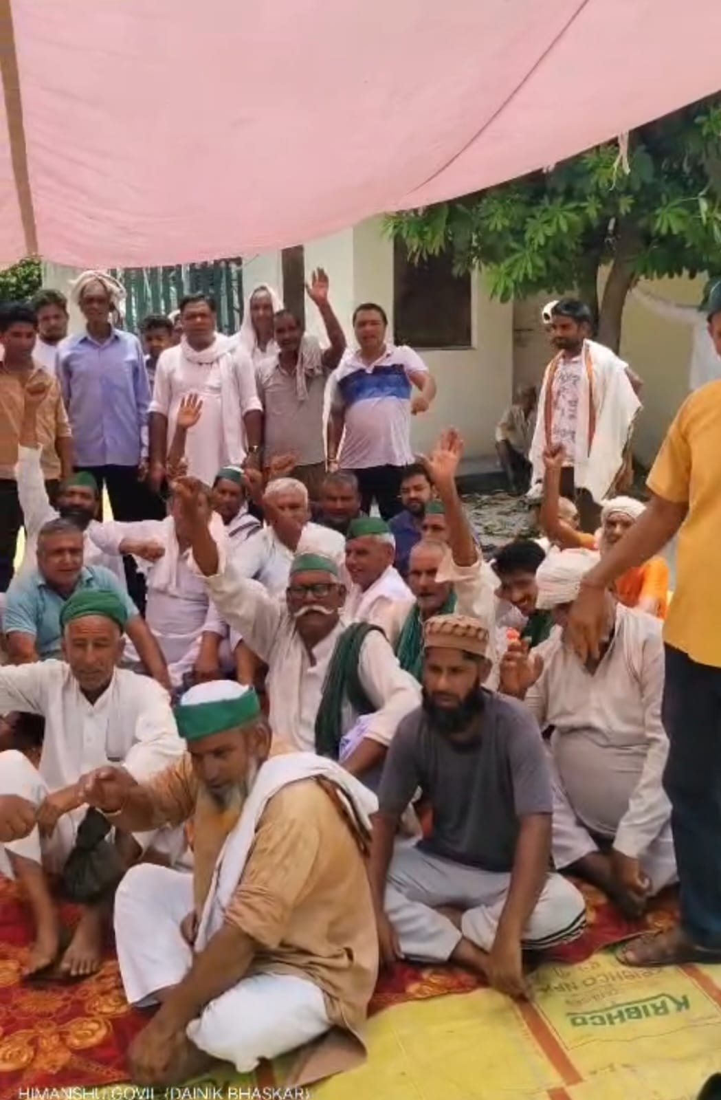 बिजली कटौती को लेकर फूटा किसानों का गुस्सा टेंट लगाकर किया प्रदर्शन