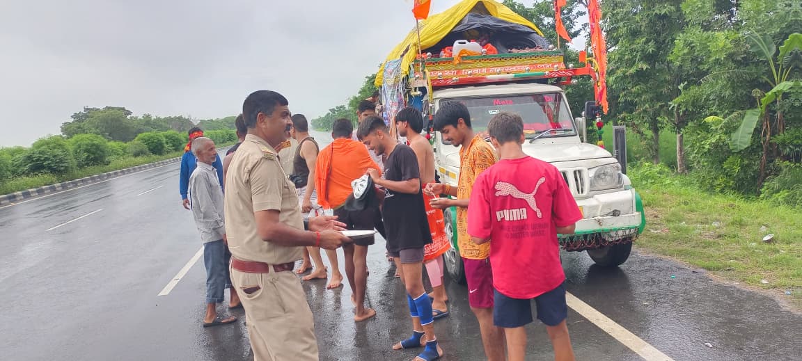 अरनिया पुलिस ने कांवड़ियों को वितरित की खीर-फल