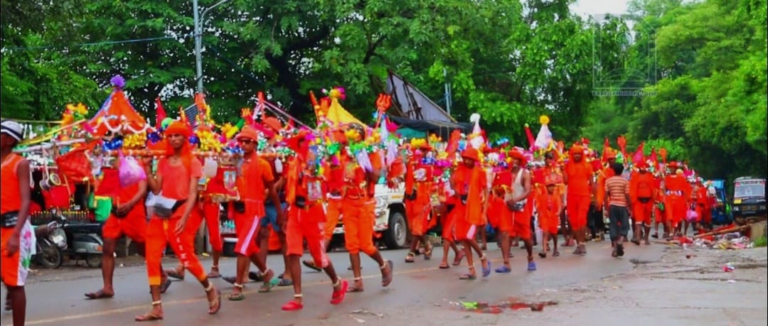 जाैनपुर में 40 वर्षों की परंपरा के साथ निकली बोल बम कांवरिया संघ की भव्य शोभायात्रा, बाबा बैद्यनाथ धाम के लिए रवाना हुए श्रद्धालु