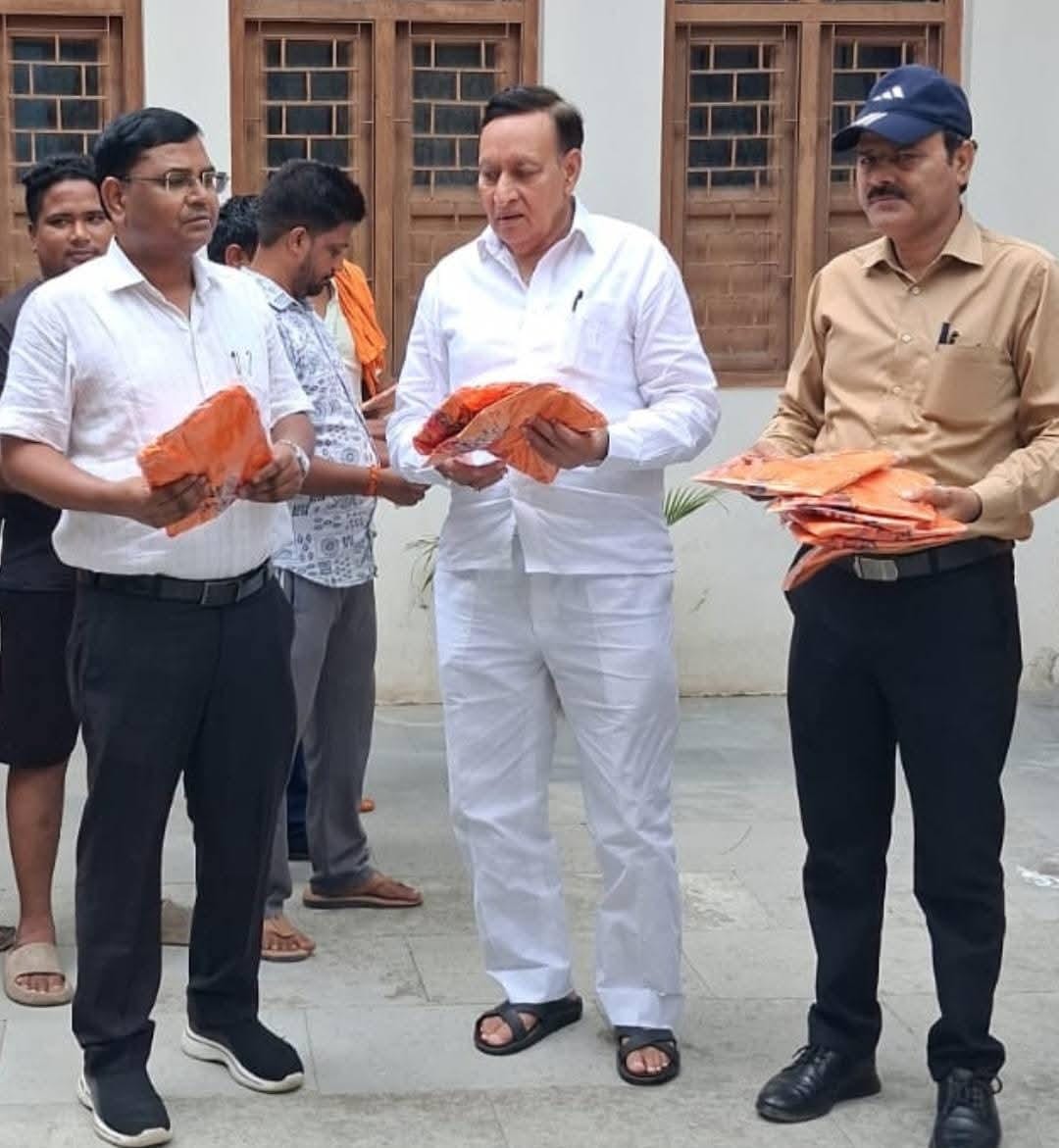 सफाई मित्रों को टीशर्ट और रेडियम एप्रन वितरित