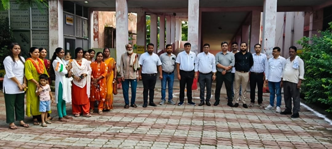 सामुदायिक स्वास्थ्य केंद्र रिसिया में हर्षोल्लास के साथ मनाया गया 80वां स्वतंत्रता दिवस, अधीक्षक ने फहराया तिरंगा