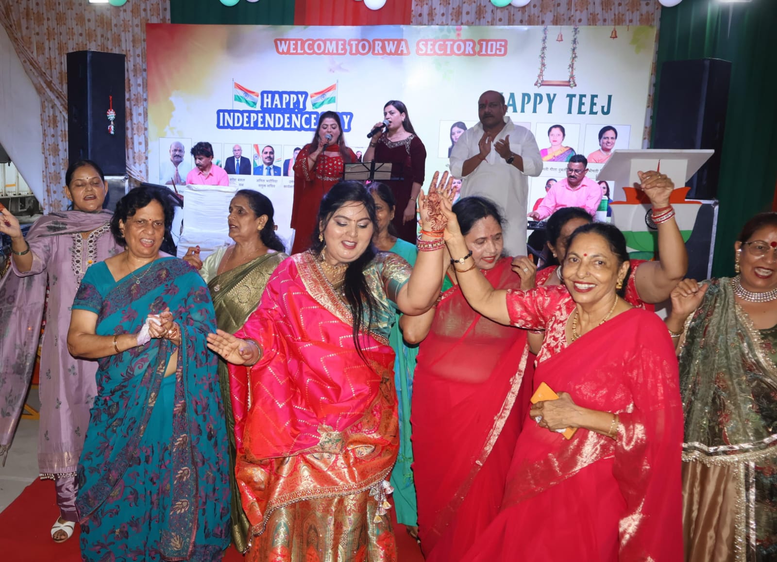 नोएडा सेक्टर-105 में 'हरियाली तीज' की धूम: सावन के लोकगीतों और थिरकते कदमों से सजी तीज की रंगीन शाम