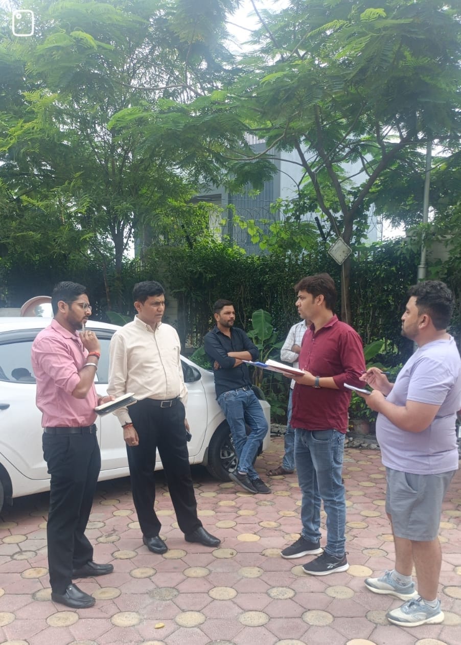 मिग्सन अल्टिमो सोसाइटी में दूषित पानी की शिकायत पर ग्रेटर नोएडा प्राधिकरण के जल विभाग की टीम ने जांच की।