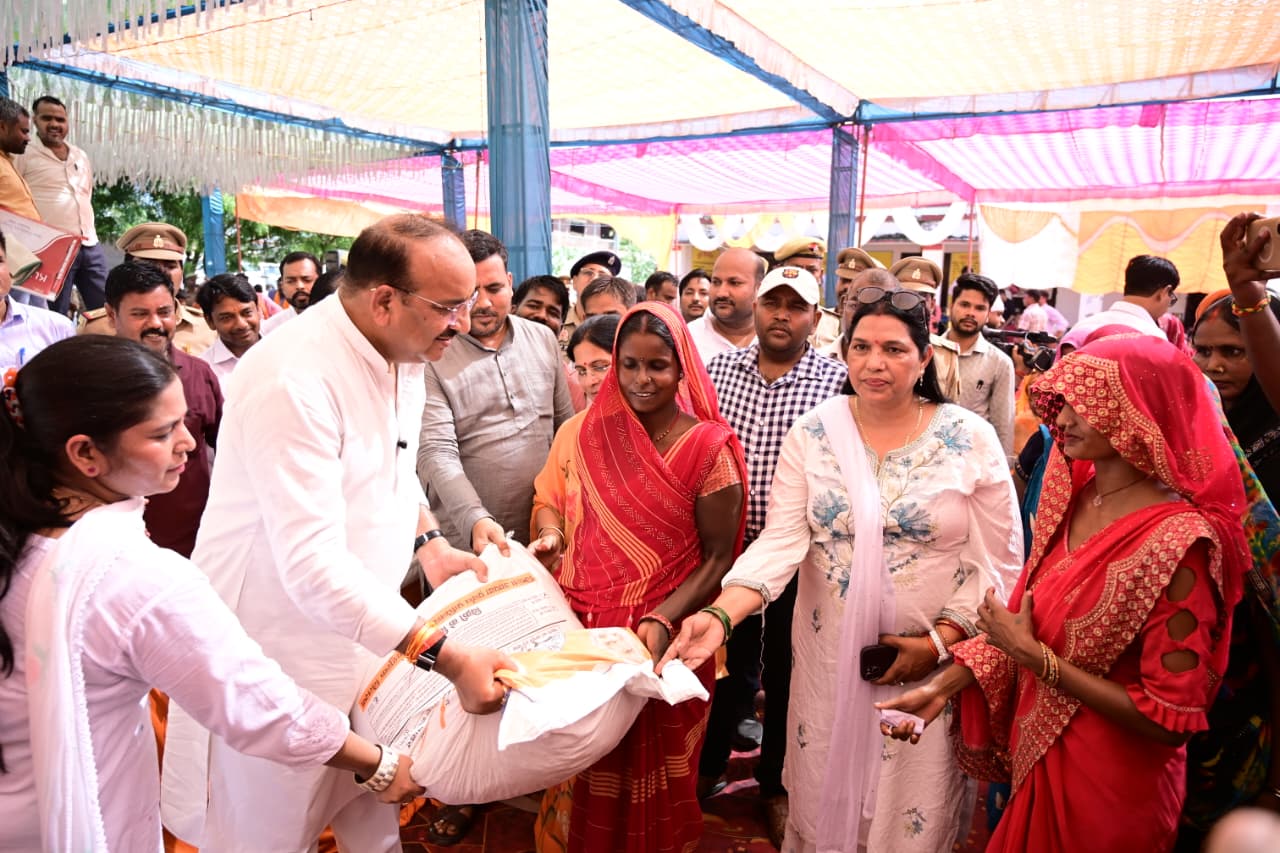 बहराइच  प्रभारी मंत्री ने बाढ़ प्रभावित क्षेत्रों में वितरित की राहत किट