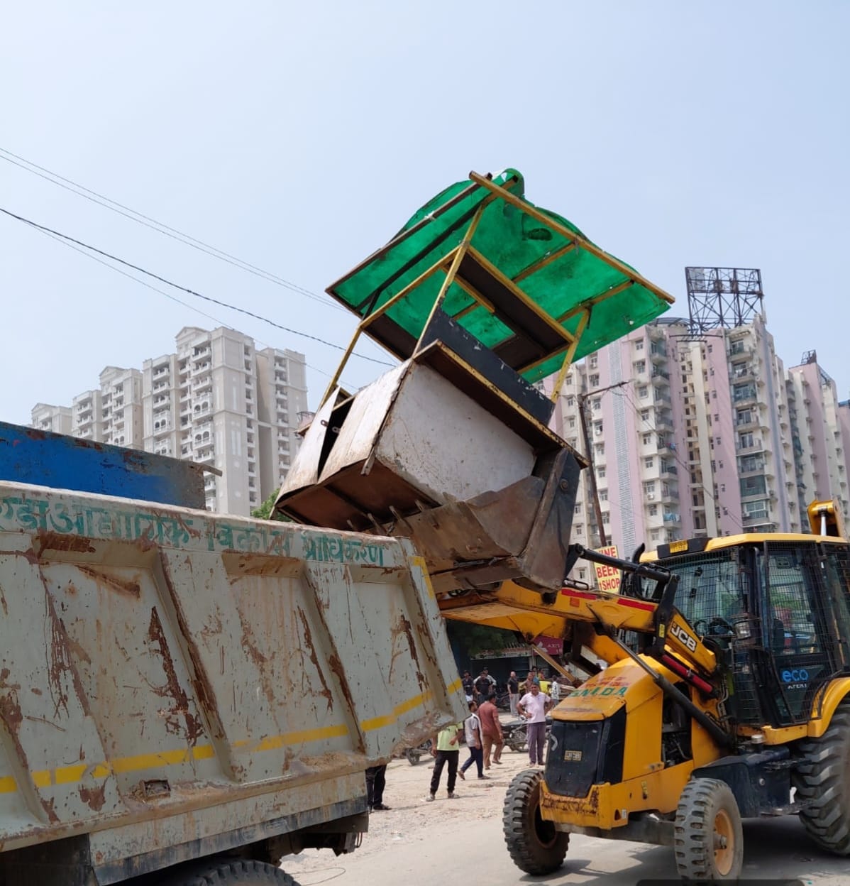 सड़क किनारे अतिक्रमण कर यातायात करने वालों पर प्राधिकरण की बड़ी कार्रवाई