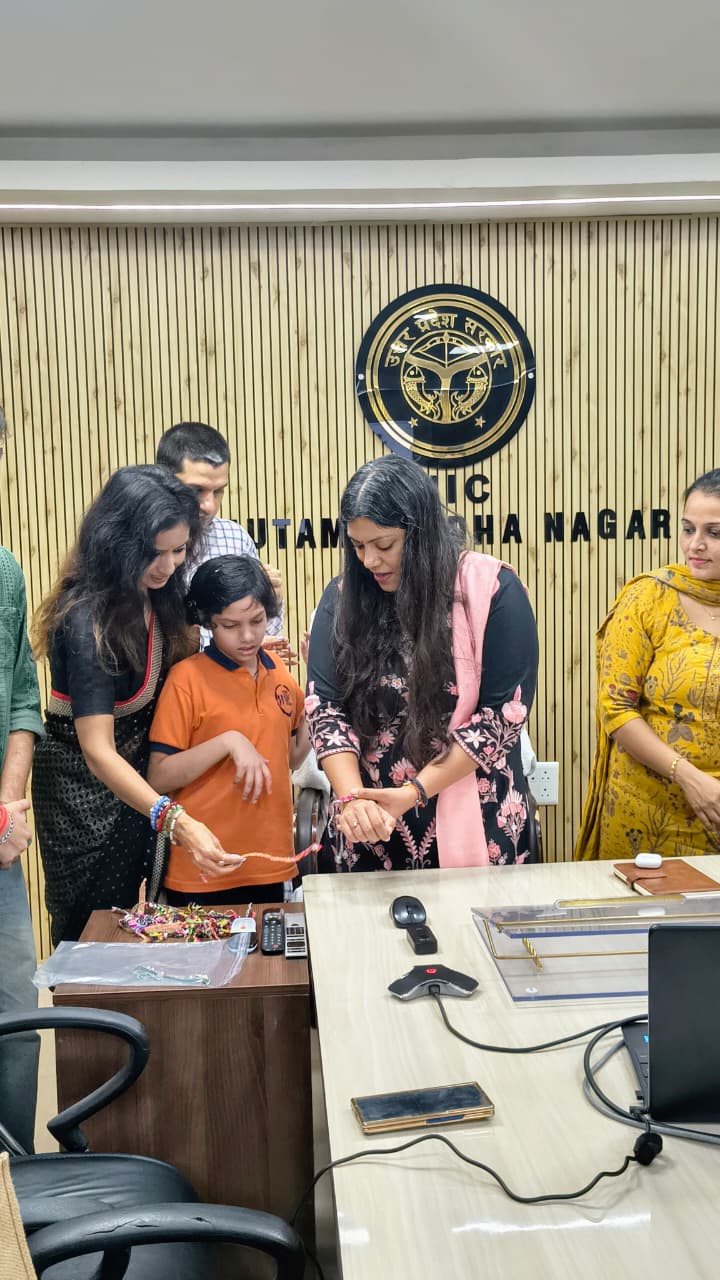 विशेष बच्चों ने कलेक्ट्रेट में डीएम मेधा रूपम को बांधी खुद की बनाई राखी