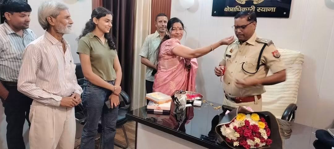 भाजपा नेत्री अर्पणा सिंह त्रिपाठी ने सीओ स्याना को बांधी राखी, पुलिस को दी रक्षाबंधन की शुभकामनाएं