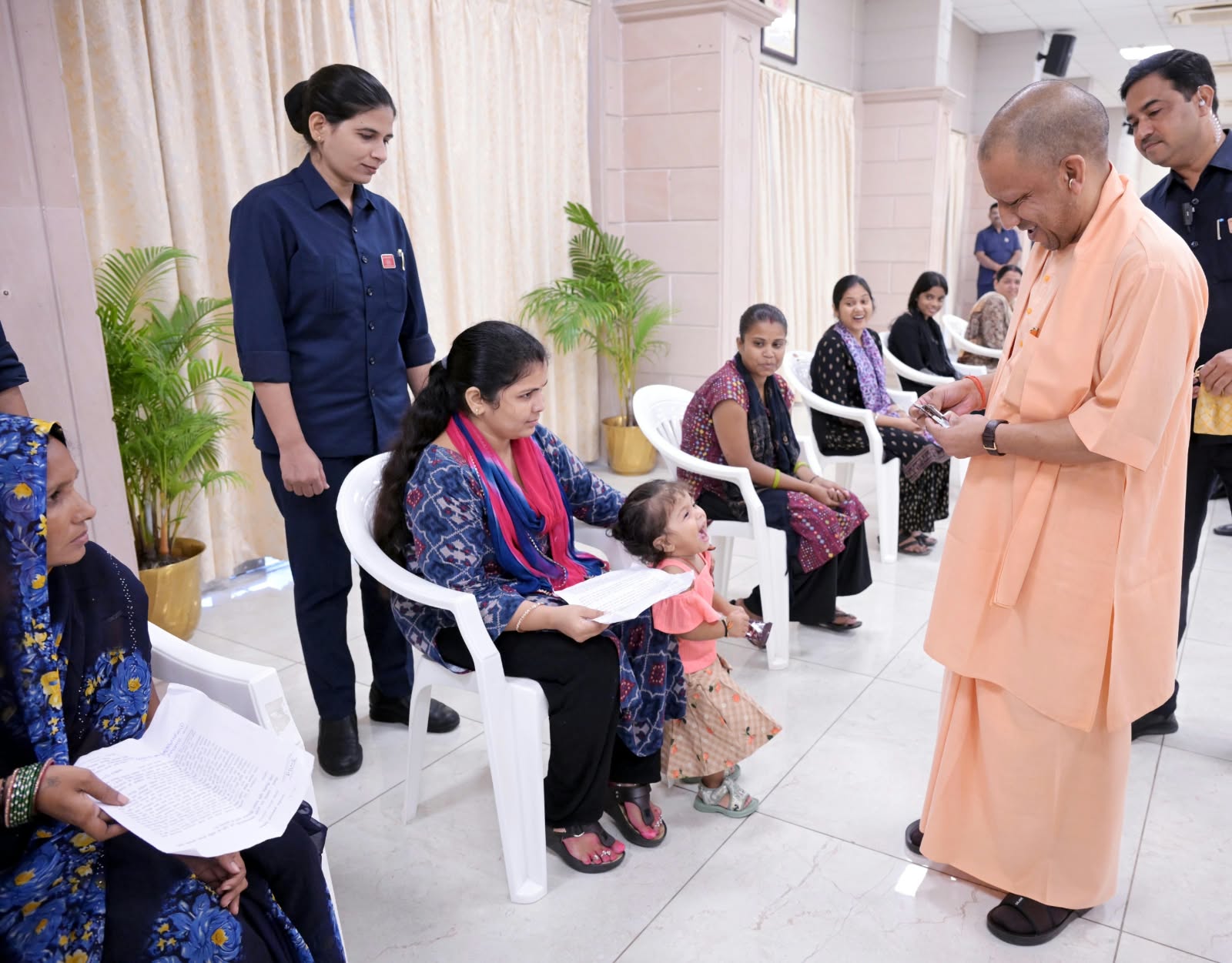CM योगी का 'जनता दर्शन', अधिकारियों को अल्टीमेटम 'हर समस्या का समयबद्ध और प्रभावी समाधान हो'