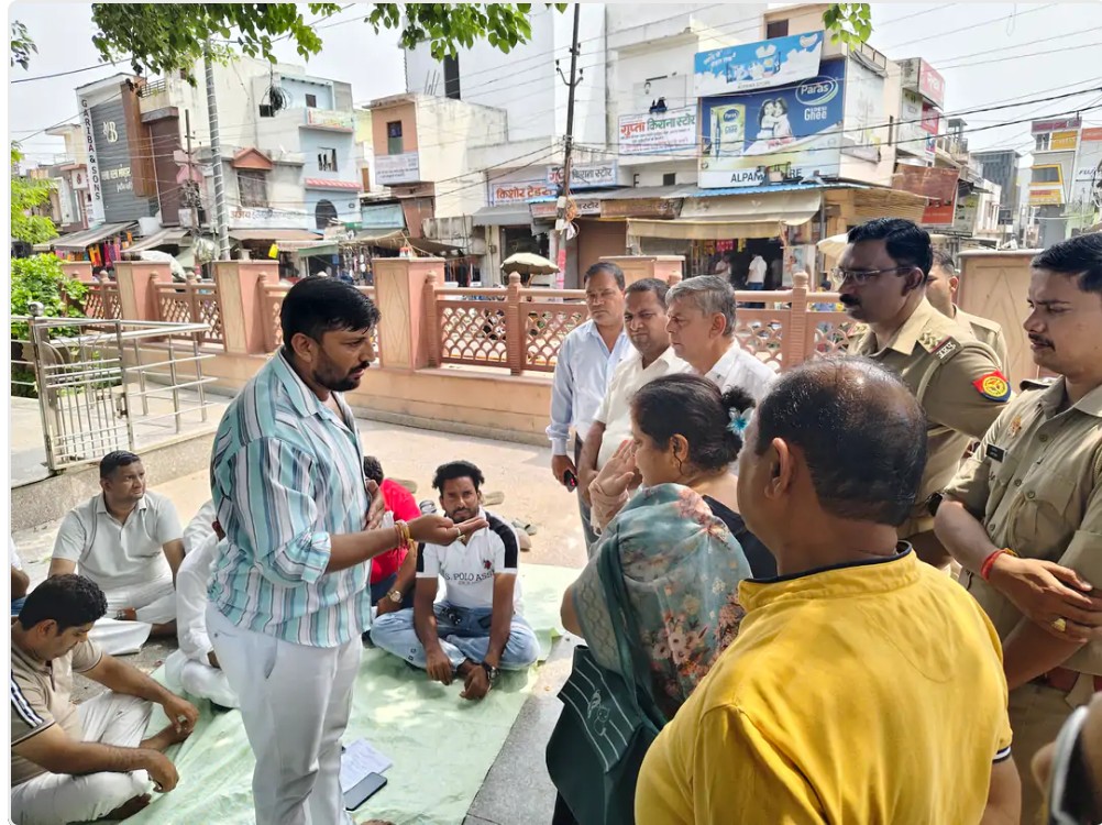 नगर क्षेत्र में चल रहे अवैध होटल, गेस्ट हाउस बंद कराने  की मांगो को लेकर भाकियू संपूर्ण भारत का धरना