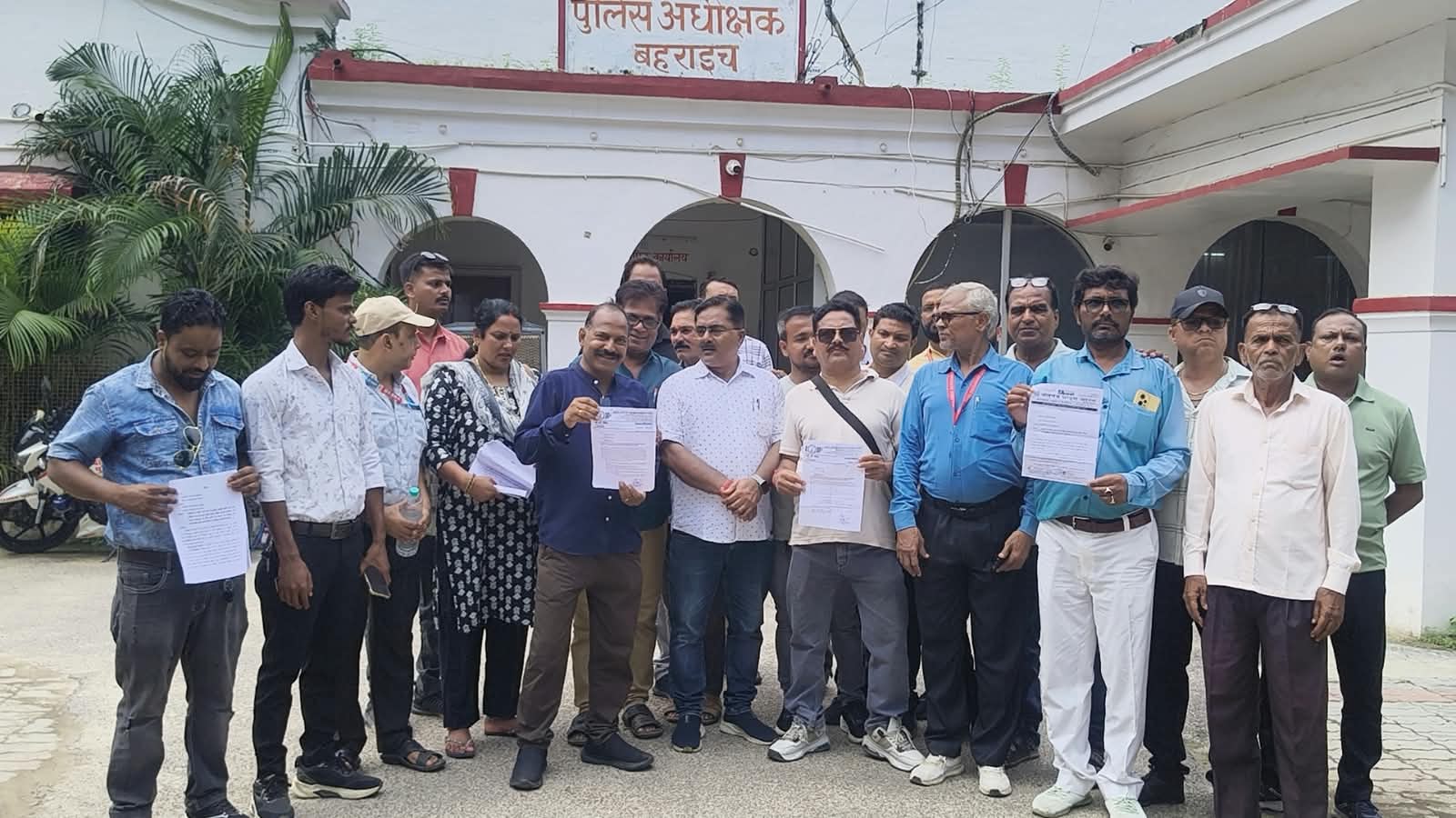 दिल्ली में महिला पत्रकारों से कथित अभद्रता के विरोध में बहराइच के पत्रकार एकजुट