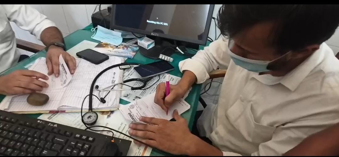 सीएचसी के डॉक्टरों पर बाहर से दवा लिखने का आरोप, वीडियो सोशल मीडिया पर वायरल।