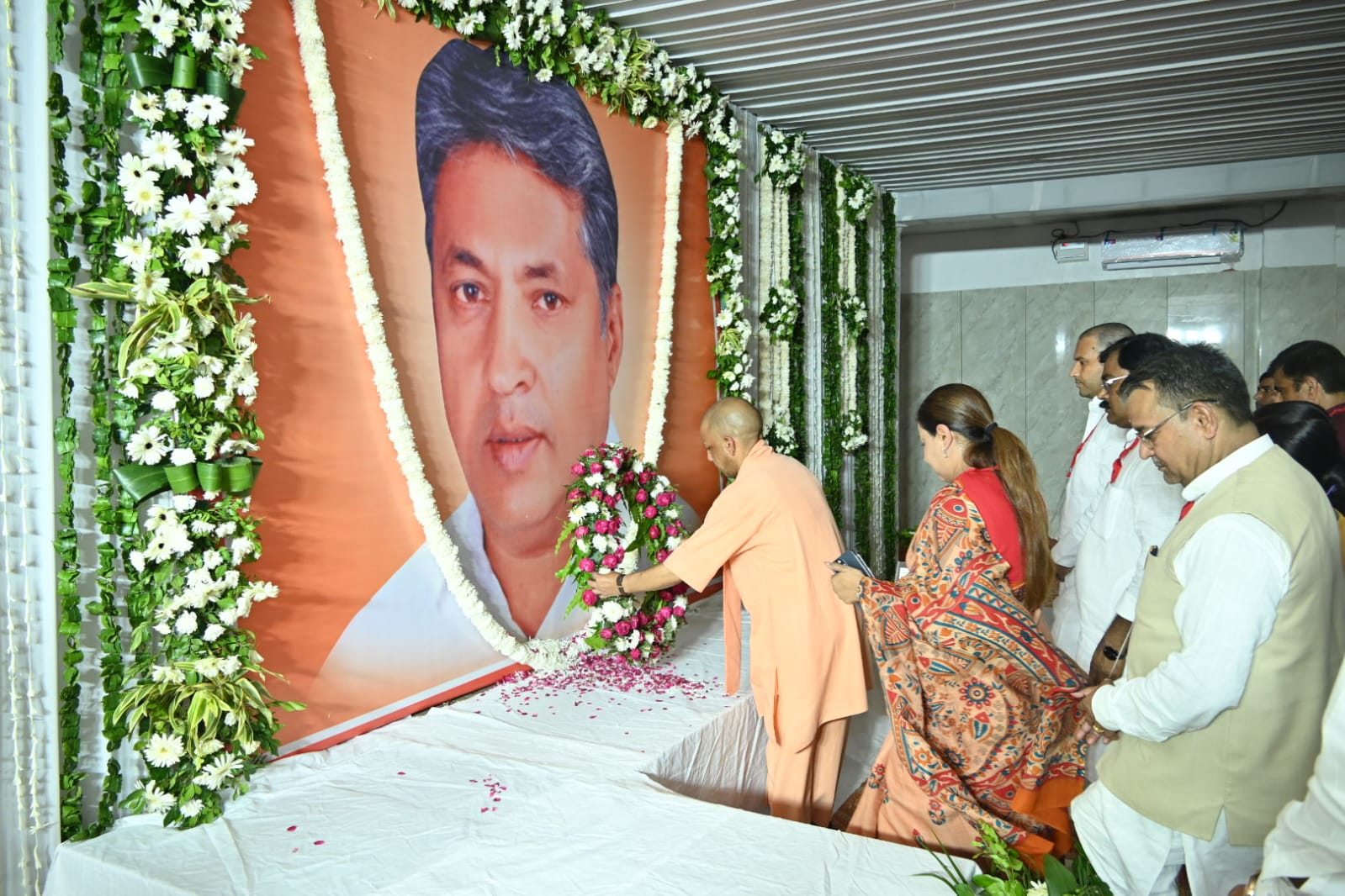 मुख्यमंत्री योगी ने दिवंगत विधायक अनिल शर्मा को दी श्रद्धांजलि, परिजनों से मिलकर बंधाया ढांढस