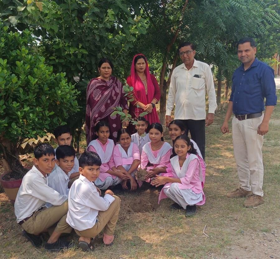 स्याना के निःशुल्क विद्यालय में 'स्वच्छ पाठशाला' कार्यक्रम, बच्चों ने चित्रकला और पौधरोपण से दिया स्वच्छता का संदेश