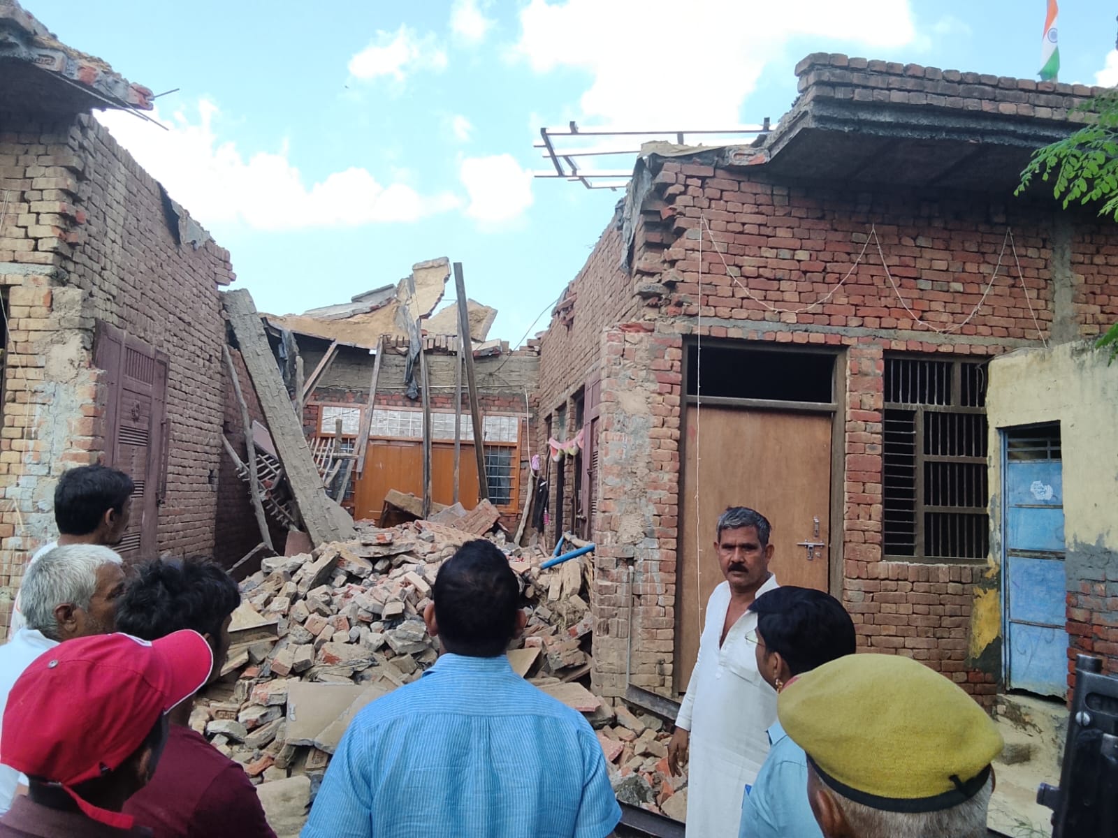 मरम्मत के दौरान छत का हिस्सा गिरा, ढाई वर्षीय बच्ची की मौत