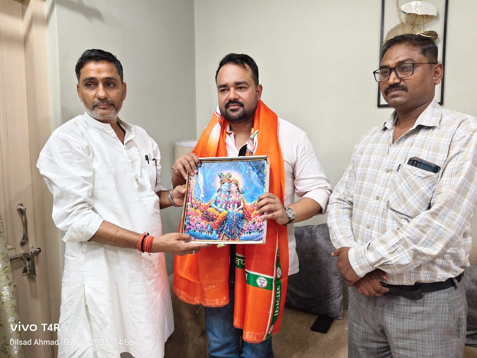 शिष्टाचार भेंट में जिला पंचायत अध्यक्ष प्रतिनिधि का सम्मान
