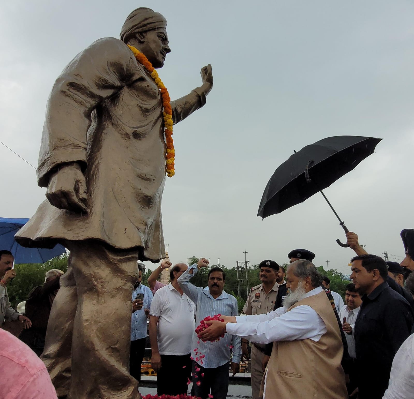 शहीद-ए-आजम भगत सिंह की जयंती पर उनकी प्रतिमा पर ऊर्जा मंत्री अनिल विज ने पुष्पांजलि अर्पित कर उन्हें नमन किया