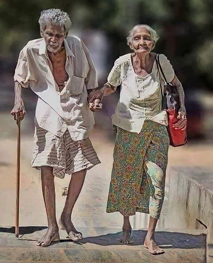 आज के भौतिकवादी युग में  परिवार ,समाज और सरकार की संवेदनहीनता से पीडित हे वरिष्ठ नागरिक