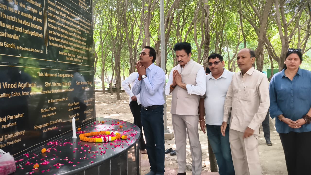 कोरोना काल में दिवंगत पत्रकारों को नोएडा मीडिया क्लब ने दी भावभीनी श्रद्धांजलि, स्मृति वन में गूंजे स्मृतियों के स्वर
