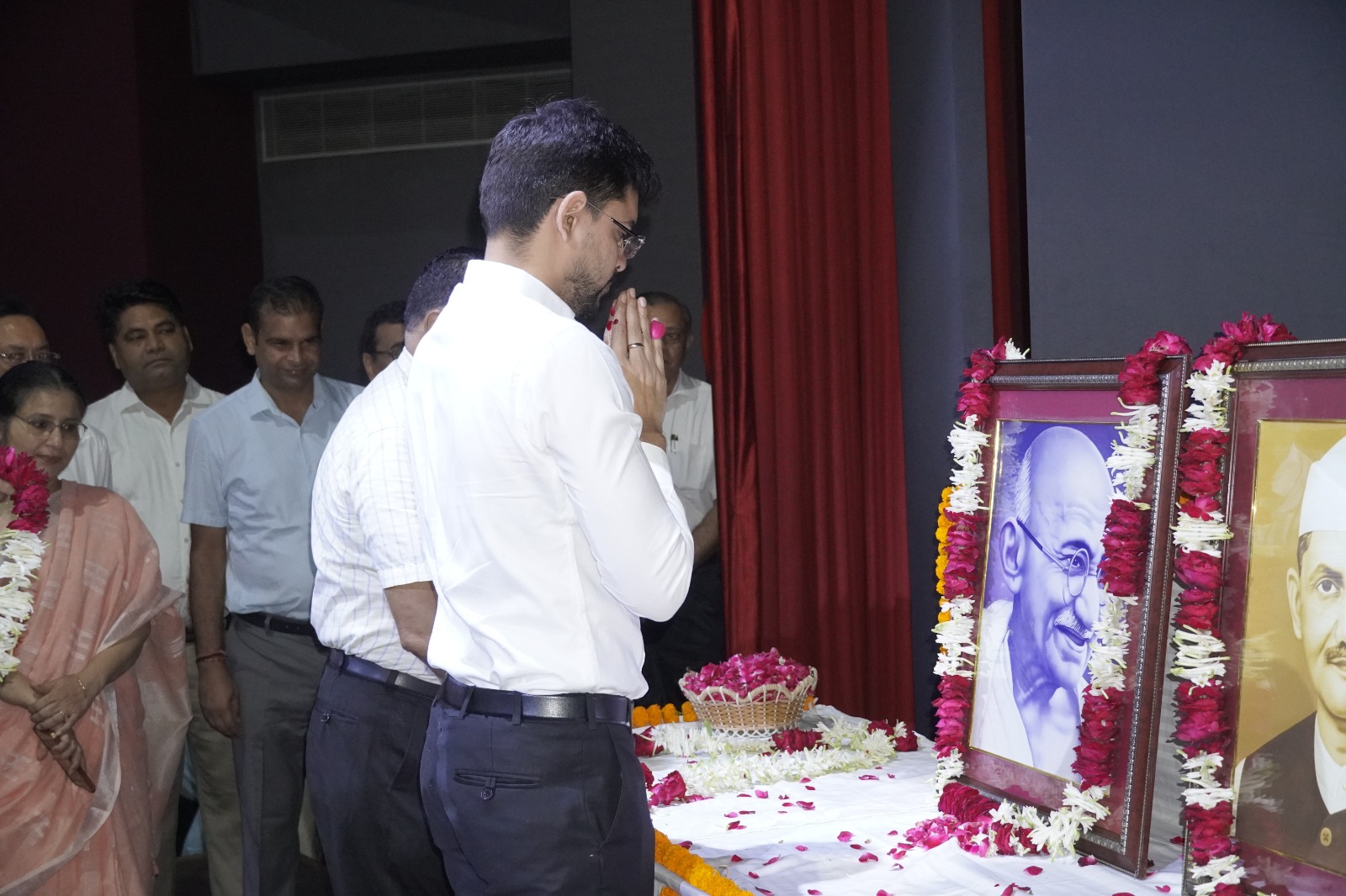 गांधी-शास्त्री जयंती पर ग्रेनो प्राधिकरण में कार्यक्रम, अधिकारियों ने प्रतिमाओं पर पुष्प अर्पित कर किया नमन