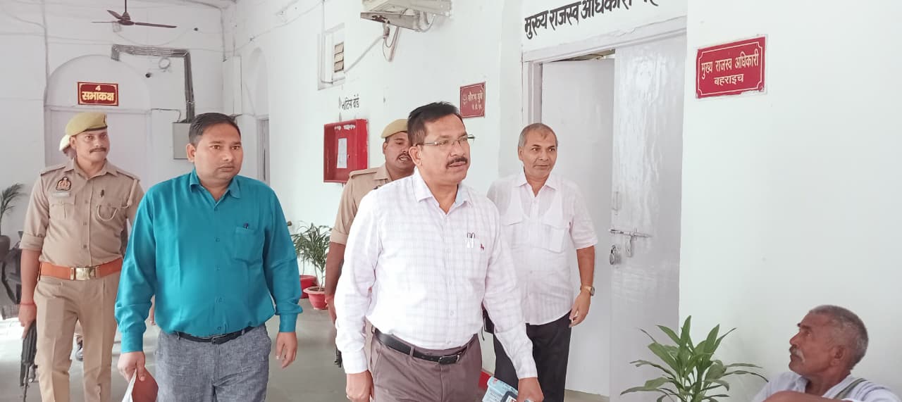 डीएम ने कलेक्ट्रेट परिसर एवं विभिन्न कार्यालयों का किया निरीक्षण