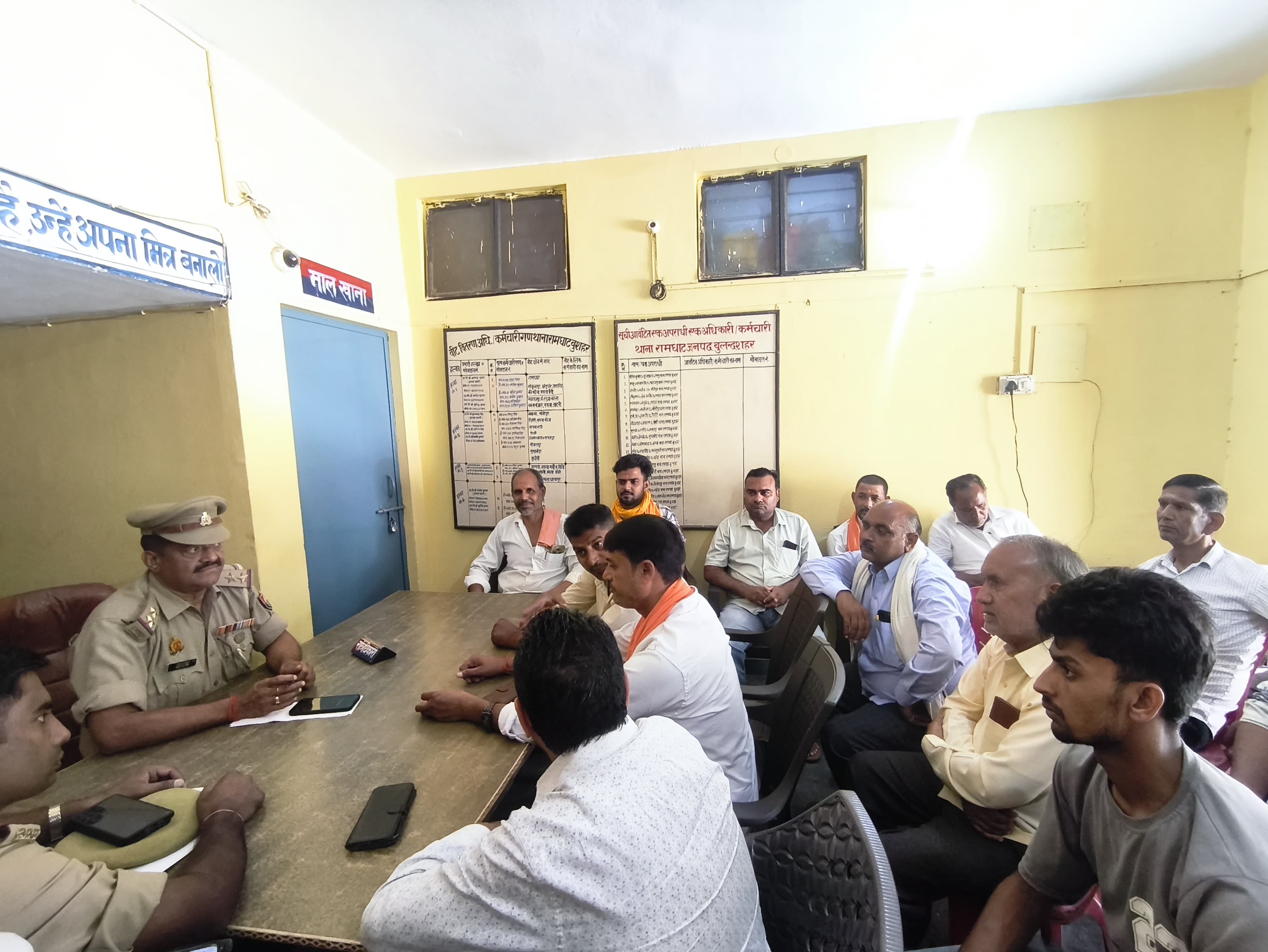 त्योहारों पर शांति व्यवस्था बनाए रखें, रामघाट थाने में पीस कमेटी की बैठक