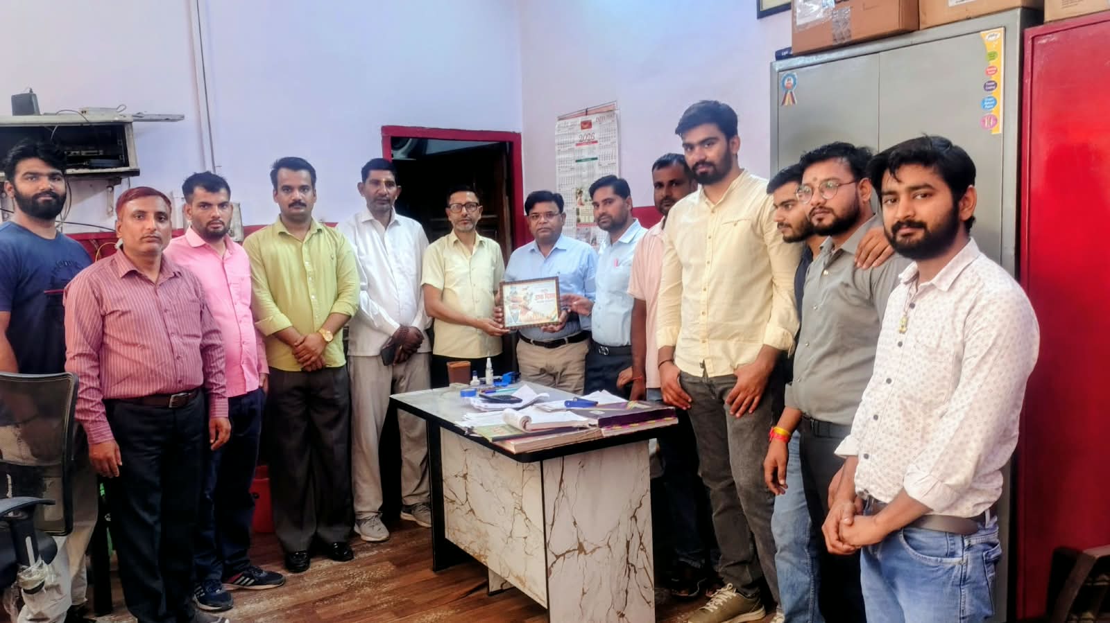 मोबाइल के दौर में खोती जा रही चिट्ठियों की परंपरा, डाककर्मियों को किया सम्मानित
