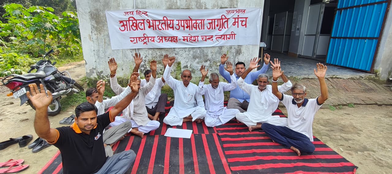गन्ना क्रय केंद्रों के आवंटन पर भड़के किसान, अनिश्चितकालीन धरने पर बैठे