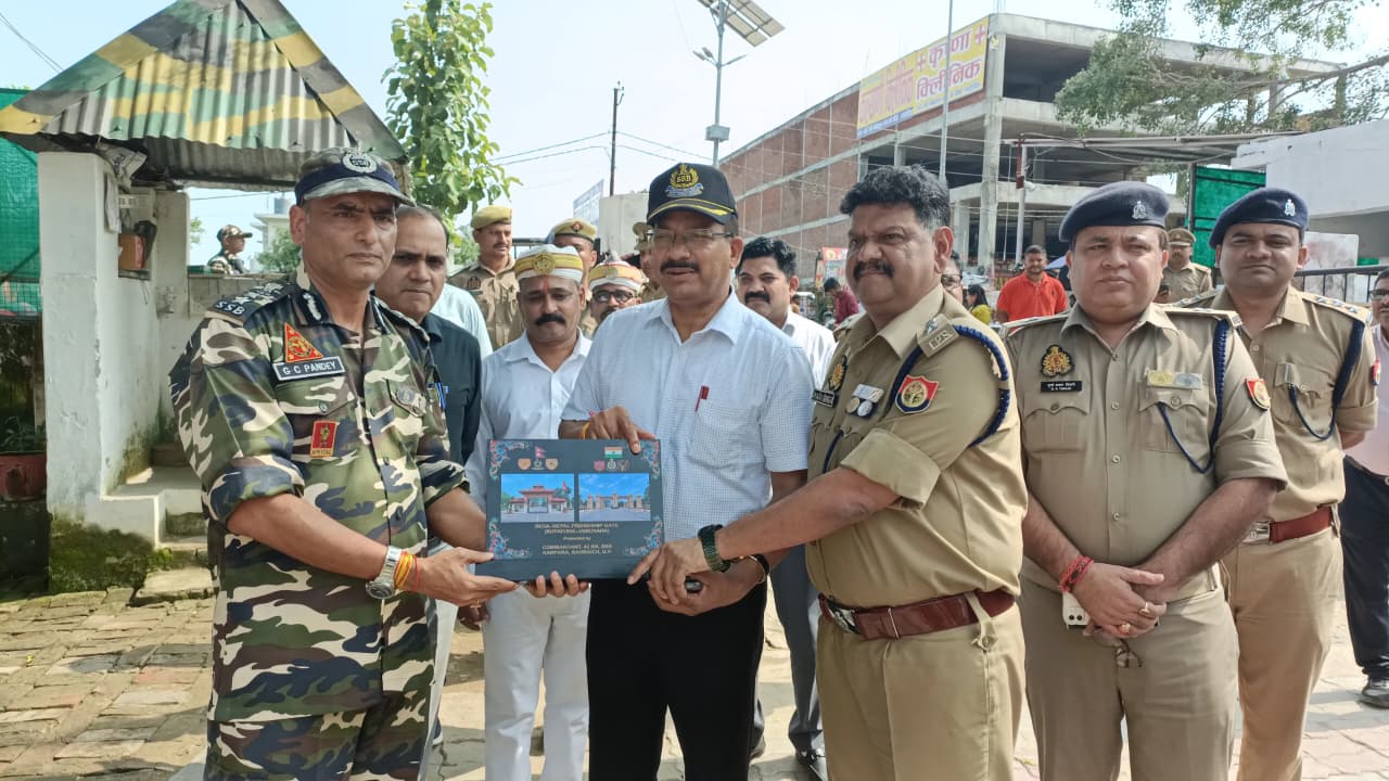 आगामी त्योहारों के दृष्टिगत डीएम व एसपी ने थाना रुपईडीहा परिसर में की पीस कमेटी बैठक