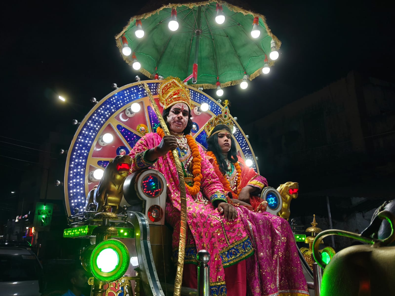 जय श्रीराम के जयघोष के बीच निकली भव्य रामलीला शोभायात्रा, पुष्पवर्षा से हुआ प्रभु श्रीराम का स्वागत