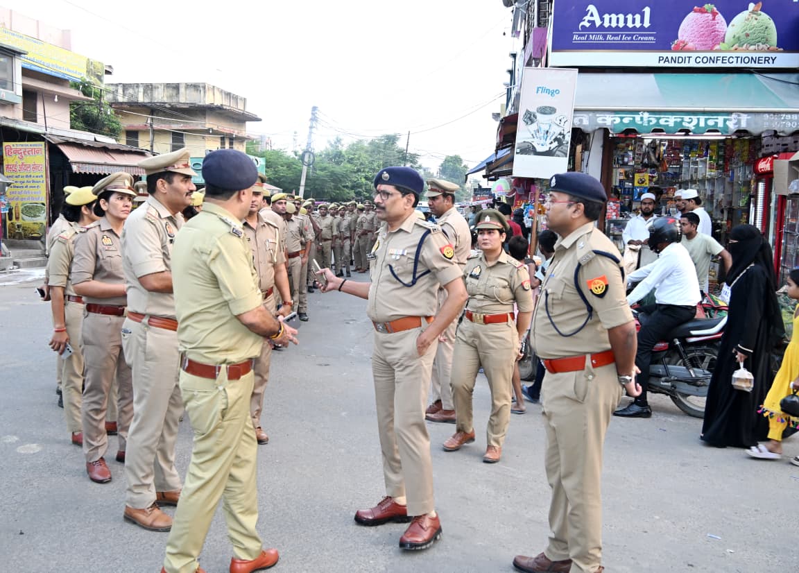 बुलंदशहर - त्योहारों को लेकर एसएसपी ने किया पैदल गश्त, सुरक्षा का लिया जायजा