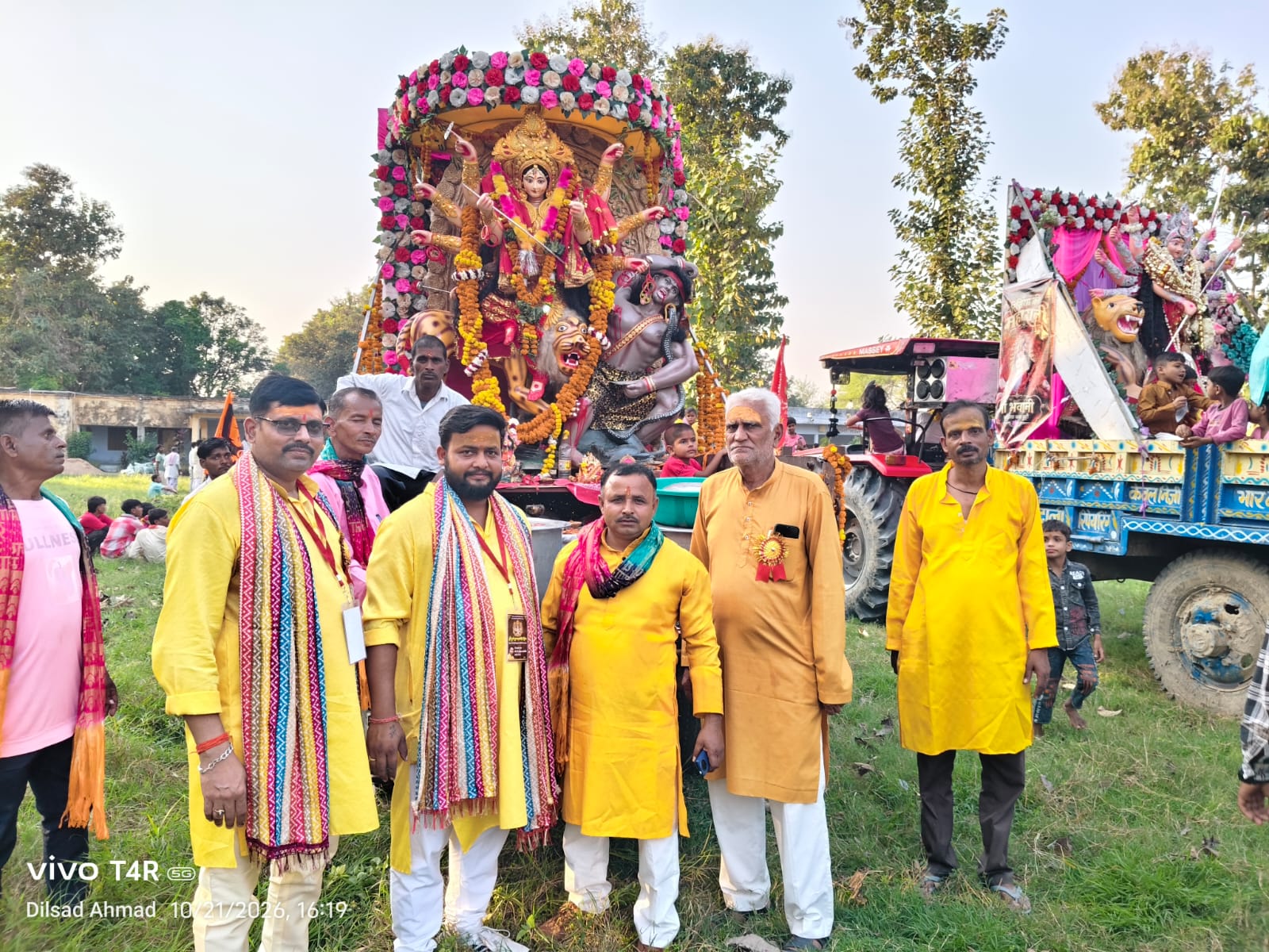 धूमधाम से निकलीं मां दुर्गा की प्रतिमाएं, विसर्जन के लिए घाट रवाना