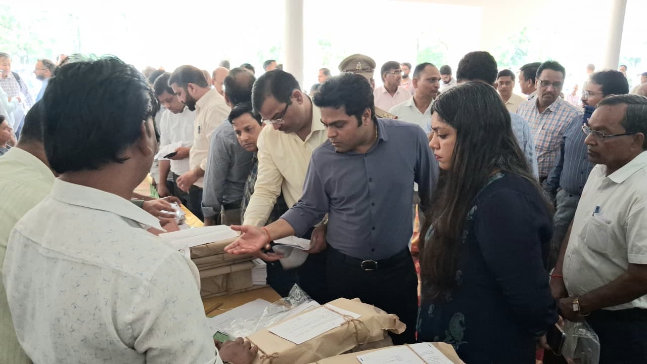 मेरठ खंड स्नातक एवं शिक्षक निर्वाचन-2026 के दृष्टिगत जिलाधिकारी/जिला निर्वाचन अधिकारी ने पोलिंग पार्टियों की रवानगी एवं निर्वाचन सामग्री वितरण व्यवस्थाओं का लिया जायजा