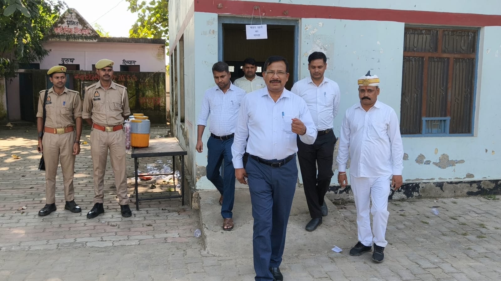 शान्तिपूर्ण मतदान के लिए भ्रमणशील रहे जिलाधिकारी व पुलिस अधीक्षक