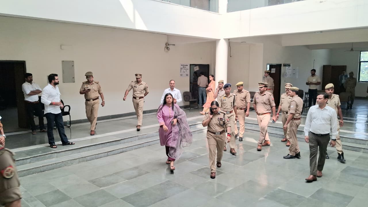 विधान परिषद मेरठ खंड स्नातक एवं शिक्षक निर्वाचन-2026 के दृष्टिगत पुलिस आयुक्त एवं जिलाधिकारी ने किया मतदान केंद्रों का निरीक्षण