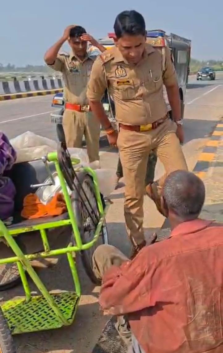 रिसिया पुलिस ने पेश की मानवता की मिसाल, क्षतिग्रस्त व्हीलचेयर ठीक कराकर दिव्यांग बुजुर्ग को पहुंचाया सुरक्षित गंतव्य तक