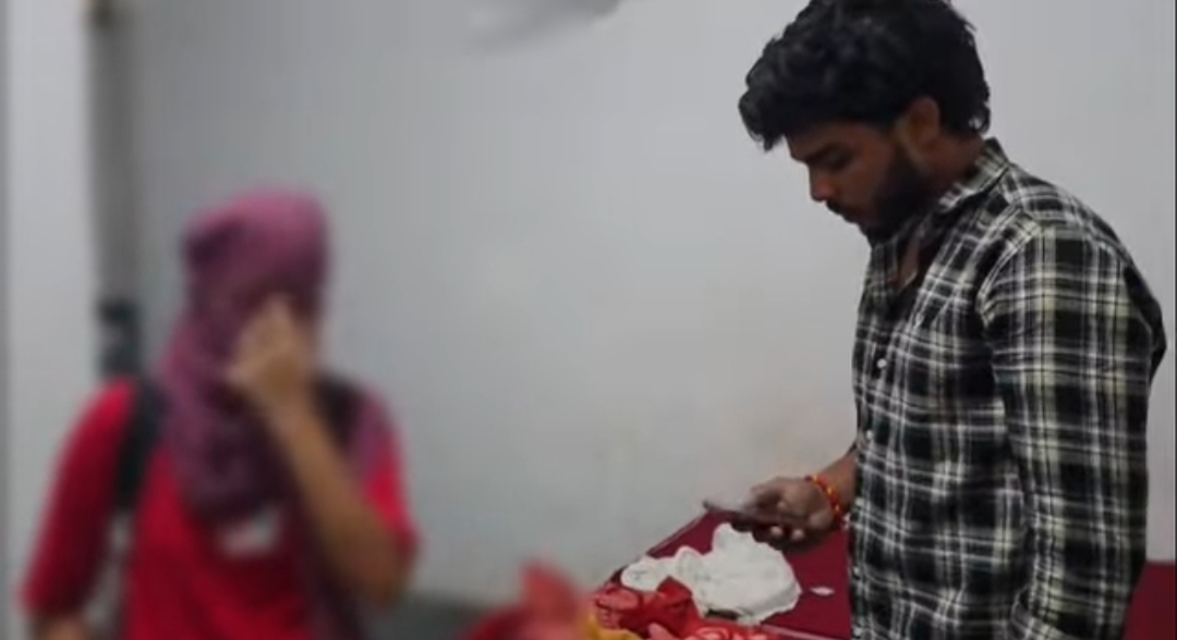 खुर्जा में होटल में हंगामा, पुलिस ने युवती समेत कई लोगों को हिरासत में लिया