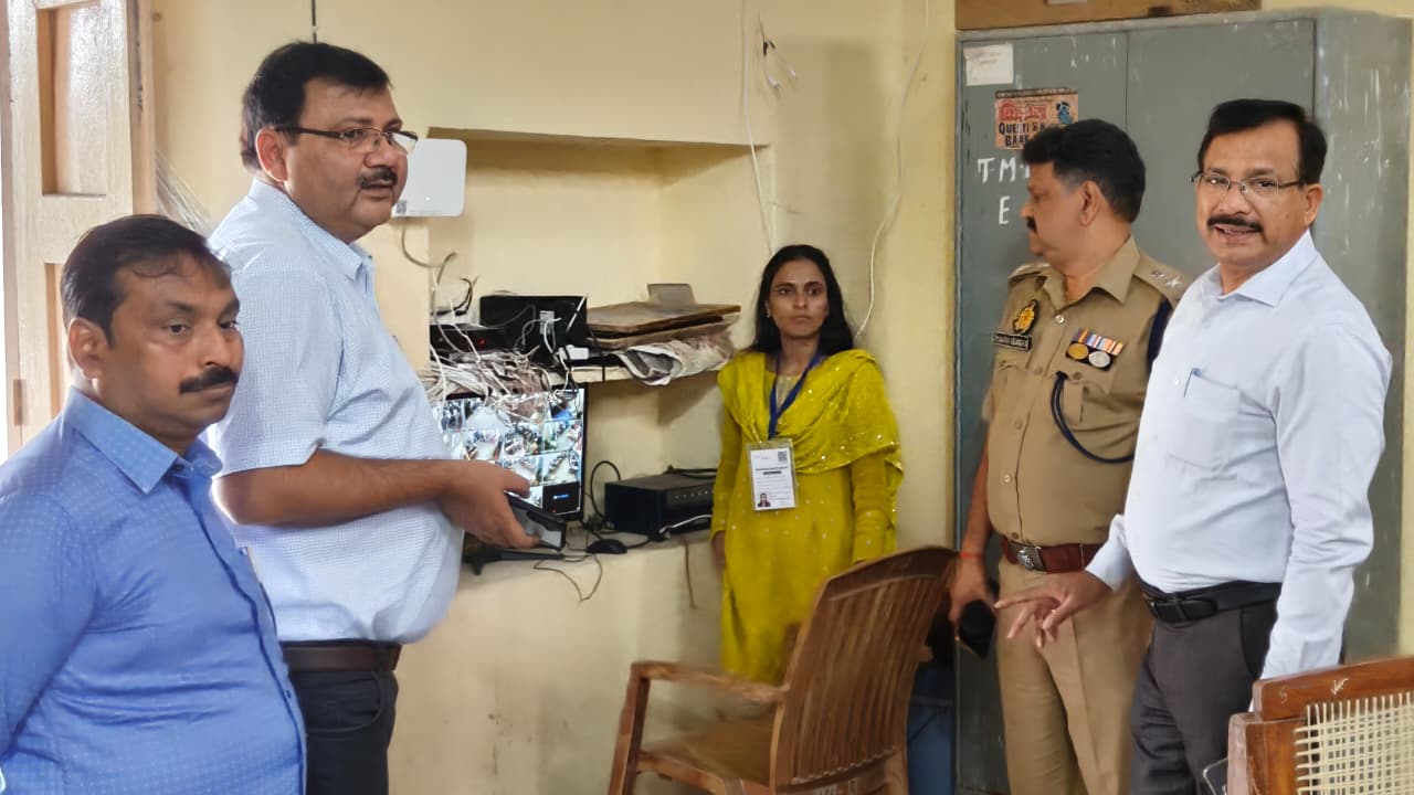 प्रारम्भिक अर्हता (पीईटी) परीक्षा केन्द्रों का डीएम व एसपी ने किया निरीक्षण