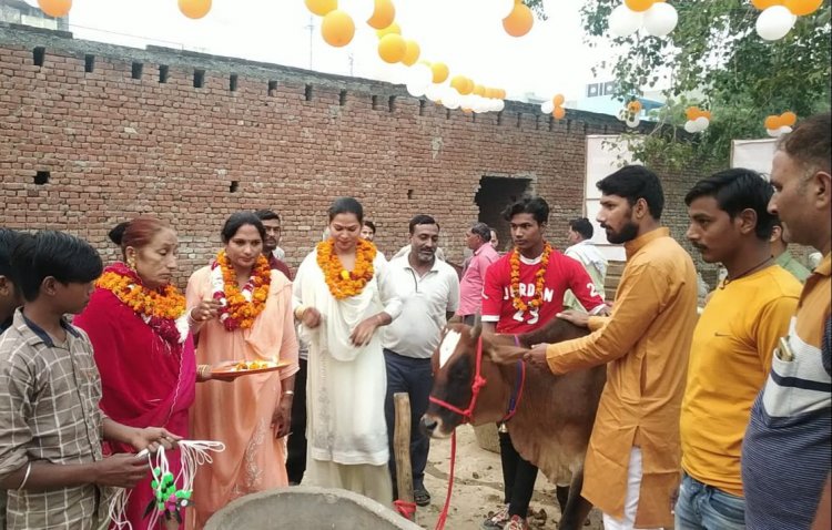 विकलांग गोवंश की किन्नर समाज ने आरतीकर लिया आशीर्वाद