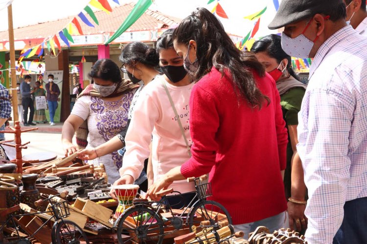 सरस मेले की महिला कामगारों को उत्कृष्ट उघमी बनाने के लिए किया प्रेरित