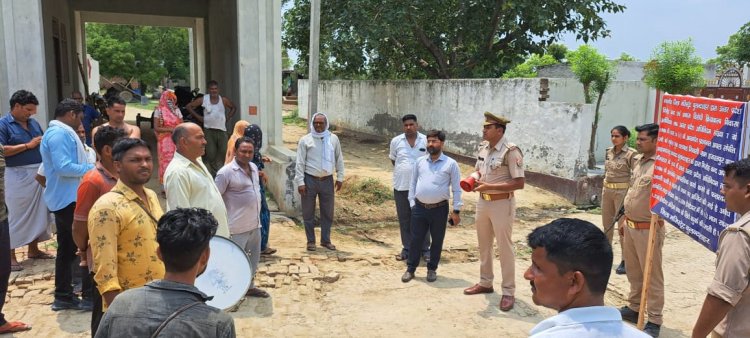 तहसीलदार प्रशासन की उपस्थित में कुख्यात अपराधी मुकेश हजरतपुरिया की सम्पत्ति कुर्क की गई