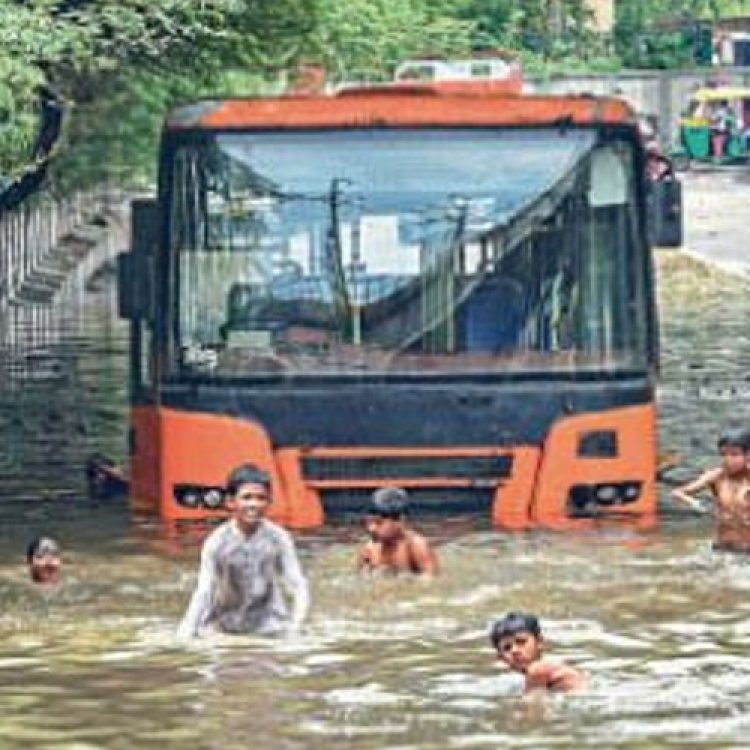 बरसात लगातार पोल खोल रही है दिल्ली के ड्रेनेज सिस्टम की