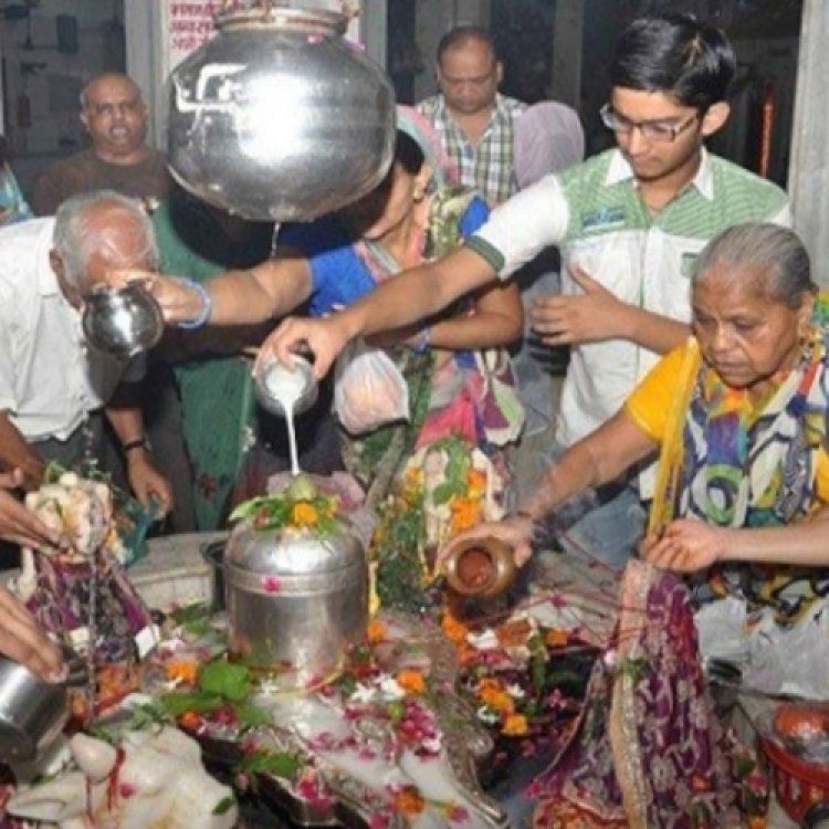 सावन के पहले दिन मंदिरों में उमड़ी श्रद्धालुओं की भीड़ उमड़ी