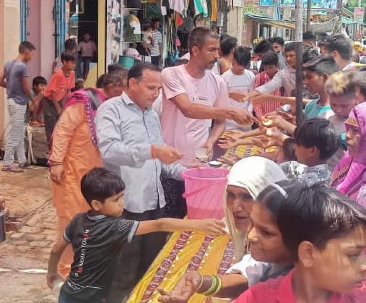 चौधरी इलेक्ट्रॉनिक शोरूम पर भण्डारे का आयोजन