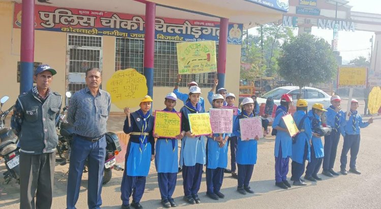 सड़क दुर्घटनाओ को देखते हुए छात्राओं ने यातायात नियमों के प्रति किया जागरूक