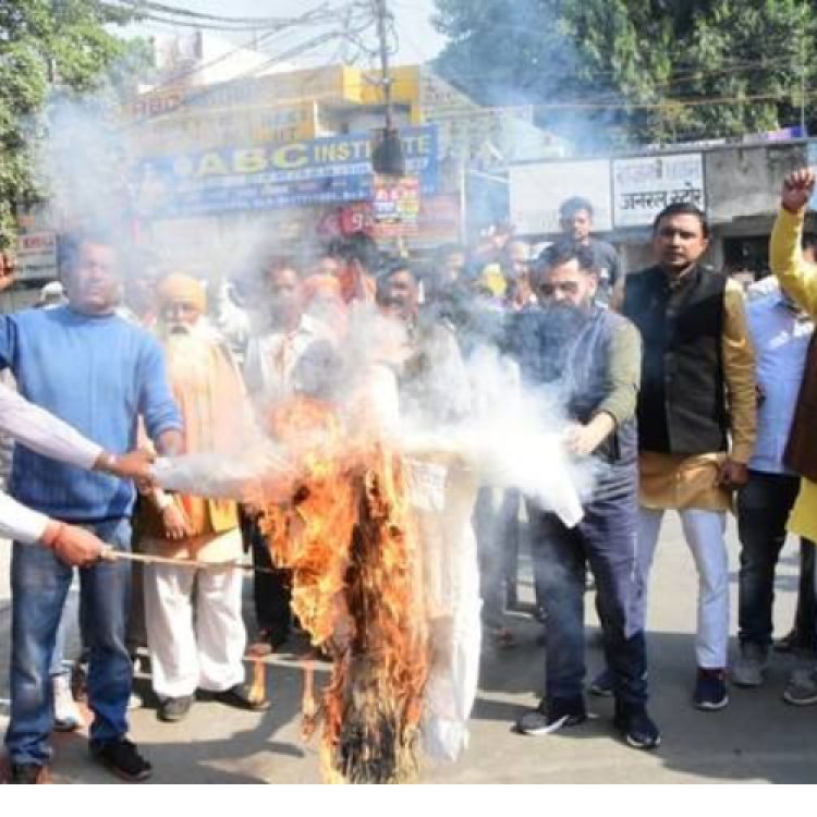 भगवान राम से राहुल गांधी की तुलना से नाराज हिंदू जागरण मंच ने सलमान खुर्शीद का पुतला फूंका