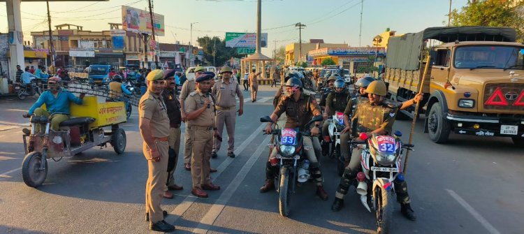 होली व शबे बरात के मद्दे नज़र एस.पी. देहात ने भारी पुलिस बल के साथ किया नगर मे गश्त